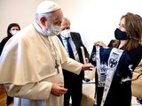 El momento exacta en el que una seguidora del Monterrey le entrega al Papa Francisco una playera del conjunto norteño.
