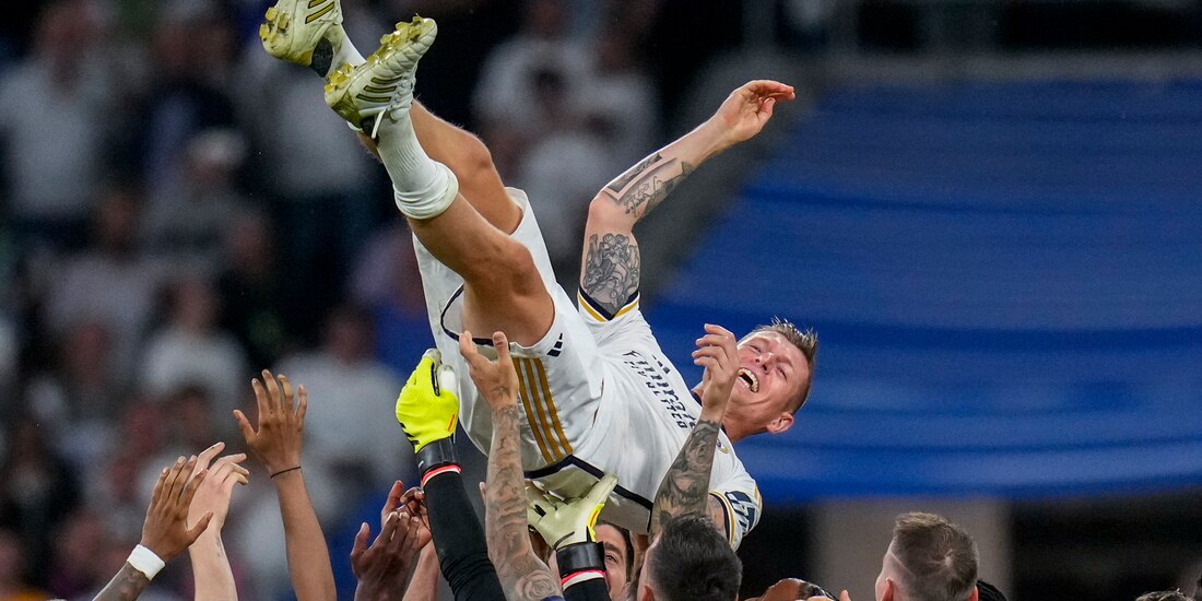 Toni Kroos es cargado por sus compañeros del Real Madrid después del partido contra el Betis en el Estadio Santiago Bernabéu.