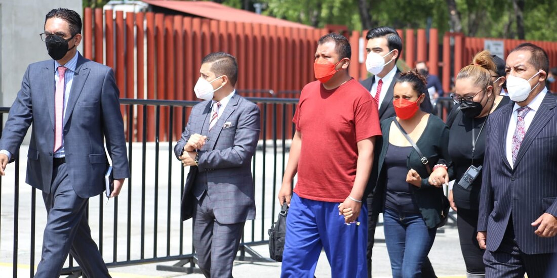 Padres de menor abusado solicitan la entrada al pleno de la Cámara de Diputados, este miércoles.