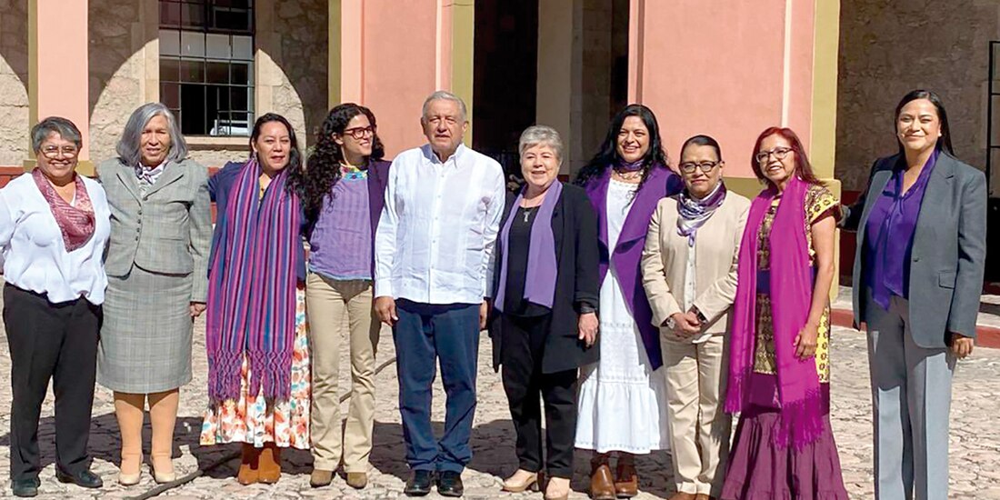 El presidente con secretarias de su gabinete, ayer.