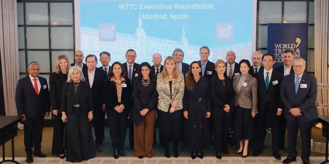 MARA LEZAMA (5.a de der. a izq.), ayer, en Madrid.