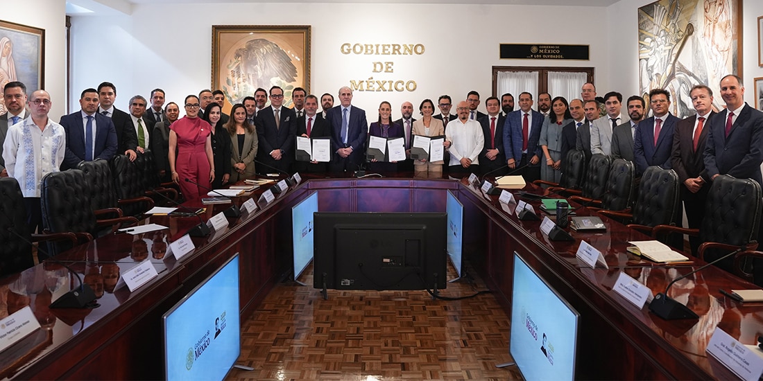 LA PRESIDENTA en la firma del convenio con empresarios del rubro gasolinero.