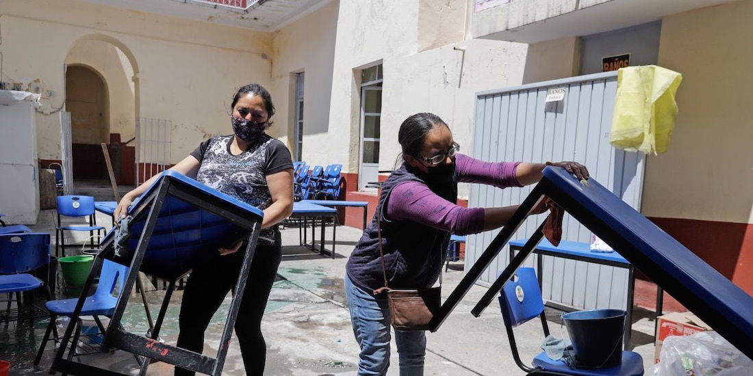 Madres de estudiantes realizan limpieza en escuelas de Puebla, ayer.