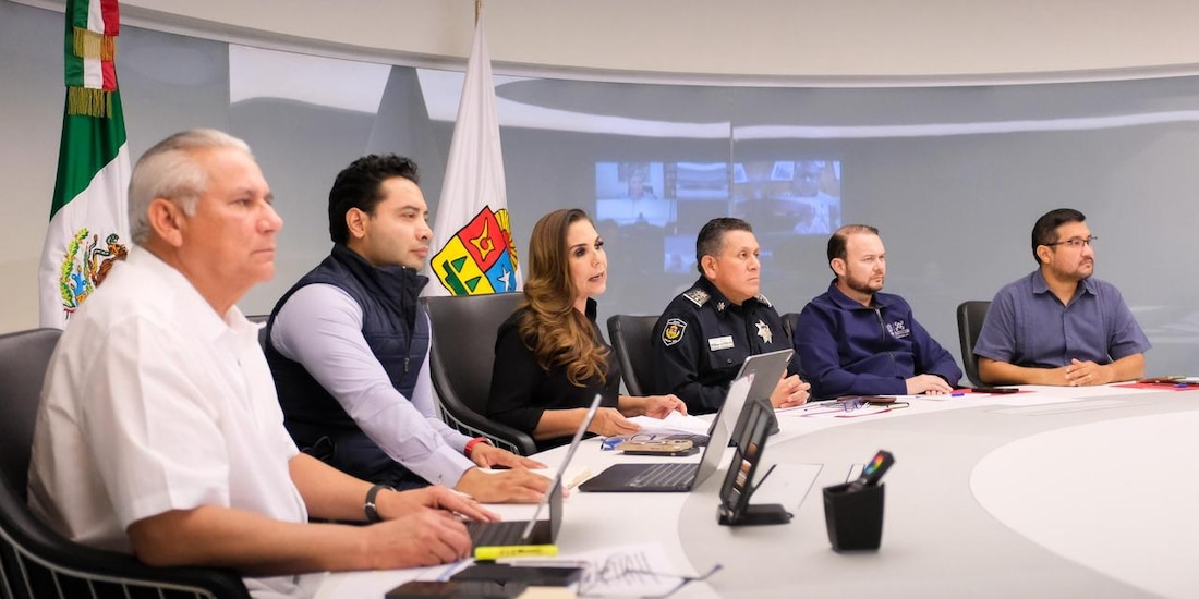 Al centro, la gobernadora de Quintana Roo, Mara Lezama.
