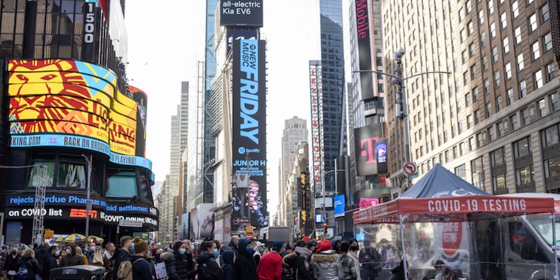 Gente espera en la fila para hacerse la prueba de Covid en Times Square.