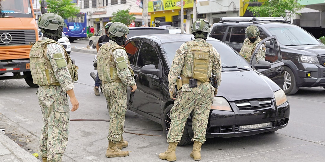 Un miembro de las fuerzas armadas registra a un hombre, el 27 de octubre de 2025.