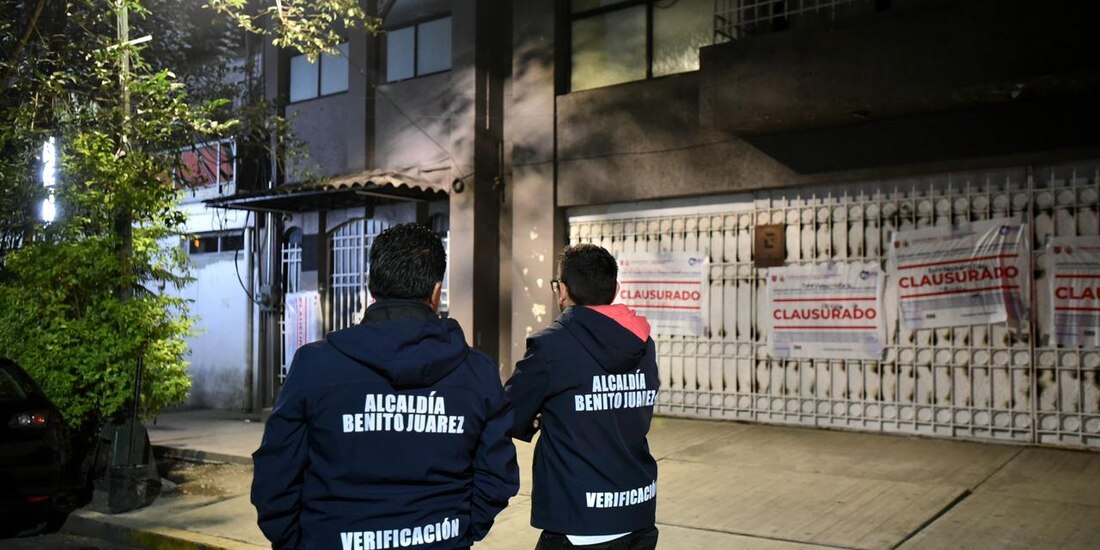 Personal de la Alcaldía Benito Juárez e INVEA colocan sellos de clausura en el inmueble de la calle Mitla.