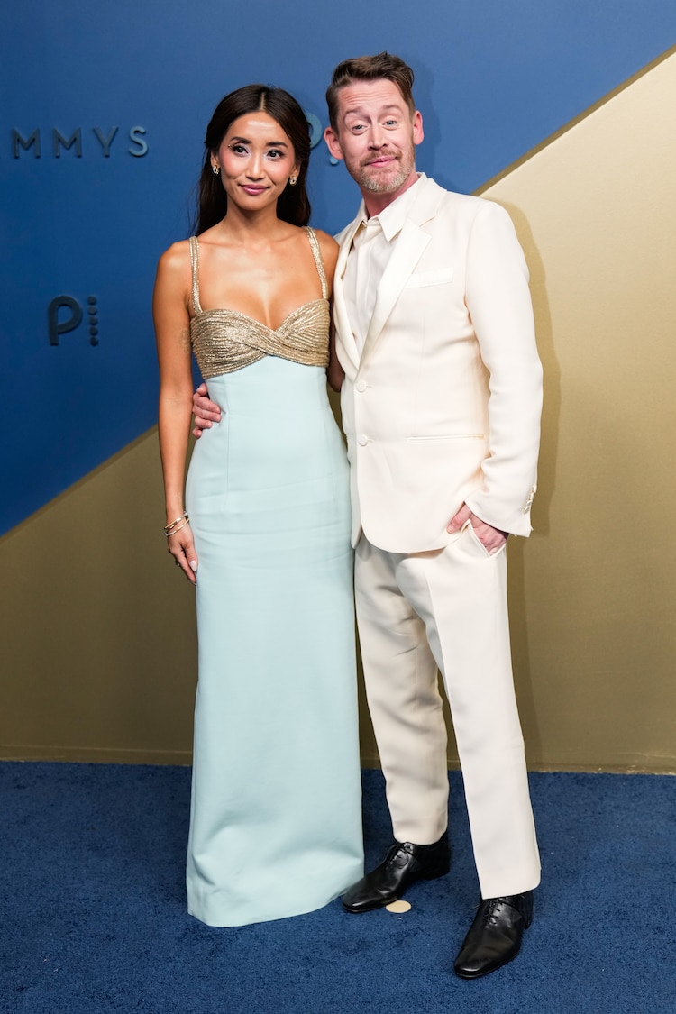 Brenda Song y Macaulay Culkin en la alfombra roja de los Premios Emmy 2026