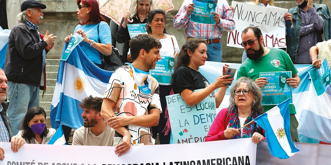 Ondeando banderas de Argentina y con pancartas, simpatizantes externaron su apoyo a la exmandataria Cristina Fernández durante megamovilizaciones este fin de semana, después del intento de ataque.
