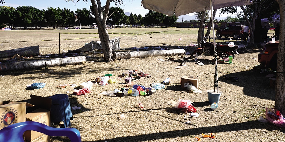 Aspecto del campo de futbol un día después del ataque ocurrido el 25 de enero
