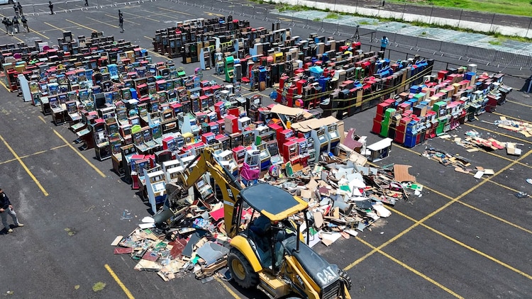 Destrucción de máquinas tragamonedas en Michoacán, el 1 de agosto de 2026.