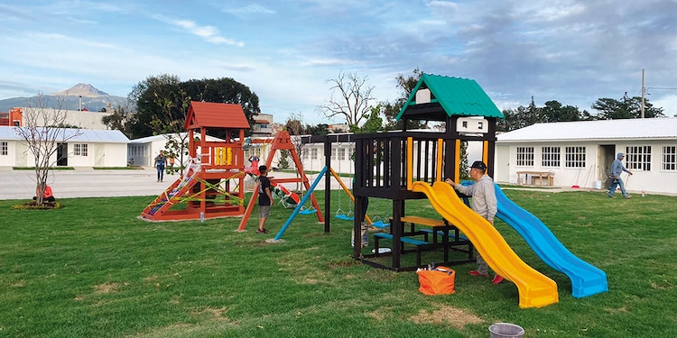 Cada una de las escuelas cuenta con mobiliario recreativo para cada uno de los grados escolares.