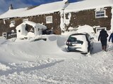 Clientes quedan atrapados en un bar por tormenta invernal en Reino Unido