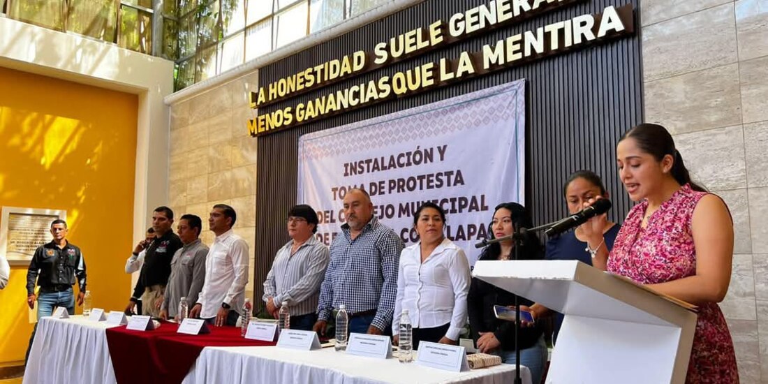 Los integrantes del nuevo órgano de gobierno al rendir protesta, ayer.