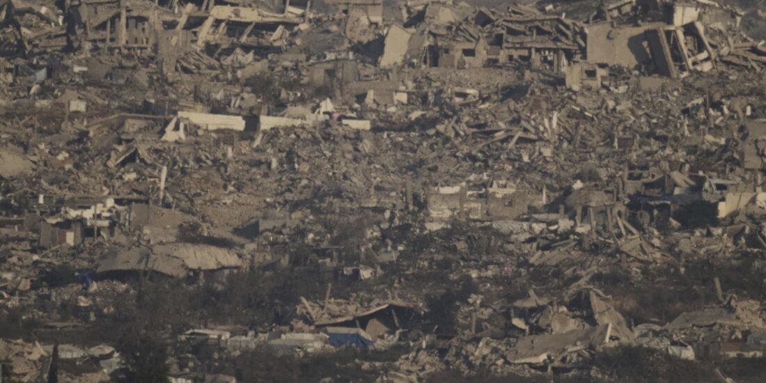 Edificios destrozados durante la ofensiva militar terrestre y aérea de Tel Aviv en el norte de la Franja de Gaza, vistos desde el sur de Israel, ayer.