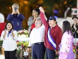 El presidente Daniel Ortega con el brazo levantado por el líder de la Asamblea General, Gustavo Porras, y su esposa, la vicepresidenta Rosario Murillo.