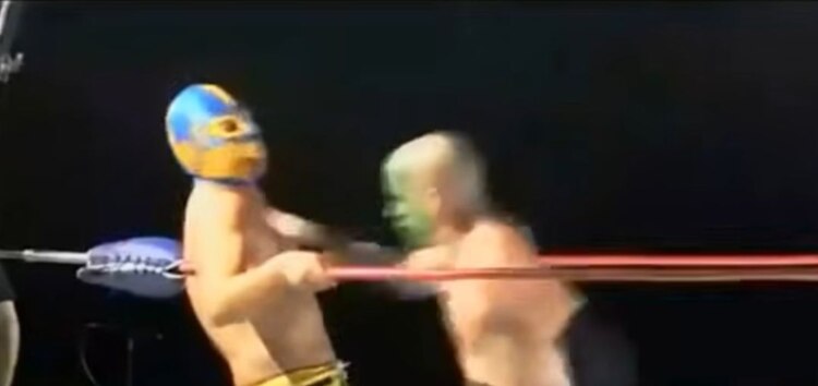 Mr. Iguana en su lucha ante el comediante Lalo Elizarrarás