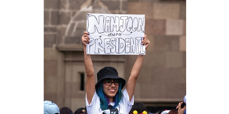 Los fanáticos llevaron carteles, afiches y fotos de sus ídolos, ayer