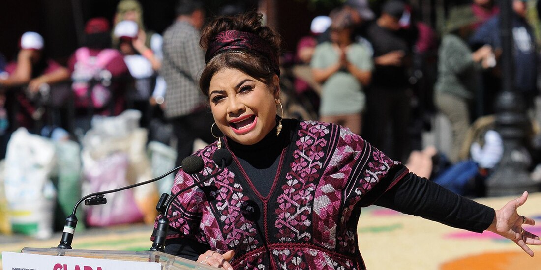 Clara Brugada, precandidata única de Morena a la jefatura de gobierno, da un discurso durante su mitin de cierre de precampaña.