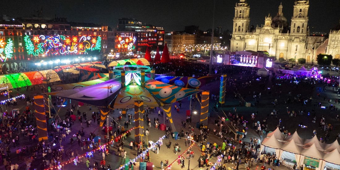 Toma panorámica de la Verbena Navideña en el Zócalo.