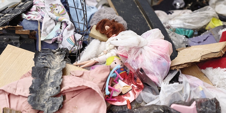Los juguetes yacen dispersos entre los escombros de una casa destruida por un ataque israelí, en Líbano, ayer.