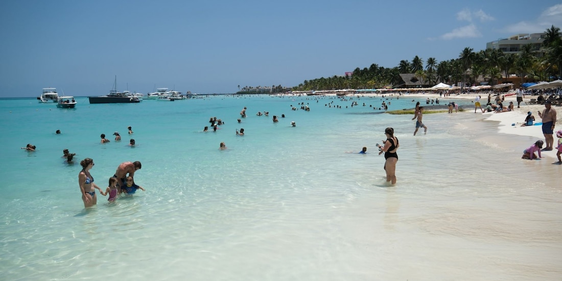 Turistas nacionales e internacionales visitan las playas de Isla Mujeres