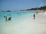 Turistas nacionales e internacionales visitan las playas de Isla Mujeres