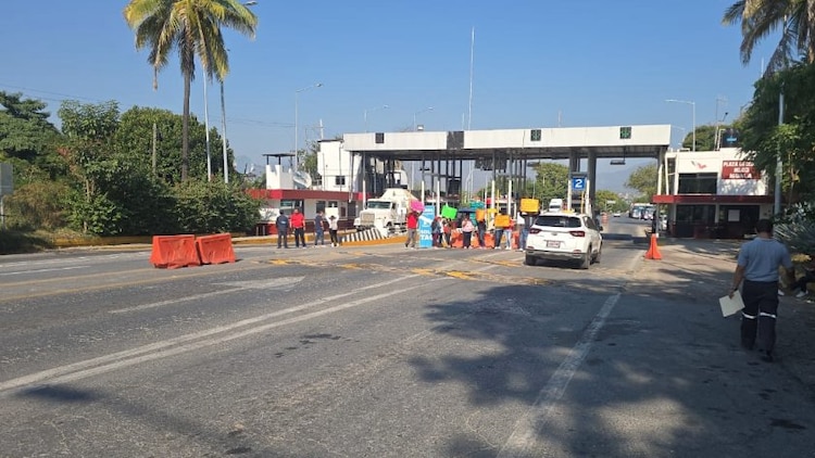 Manifestantes en Puente de Ixtla-Iguala