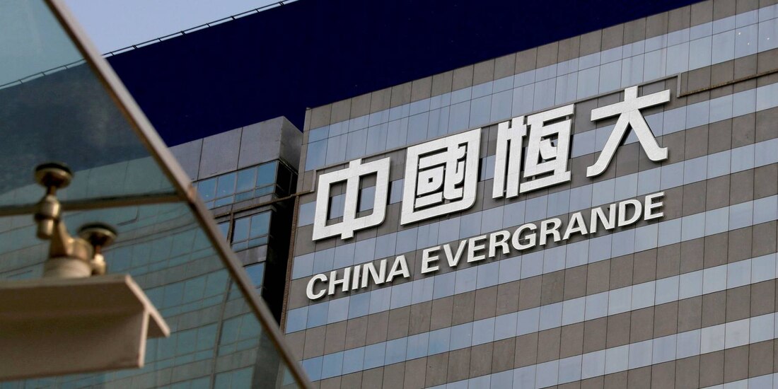 Evergrande busca vender una participación de nueve mil 990 millones de yuanes, con la finalidad de evitar el impago de sus deudas.