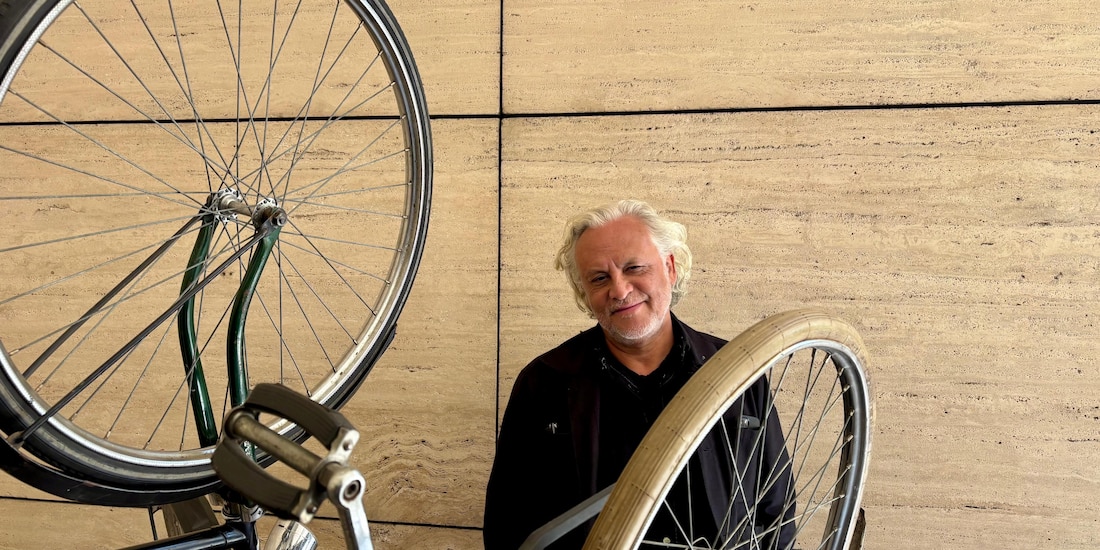 Gabriel Orozco, ayer, posa detrás de Four Bicycles.