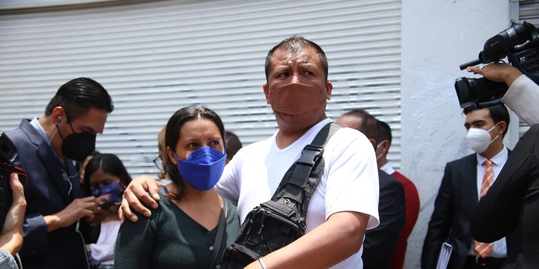 Padres de menor abusado presuntamente por Saúl Huerta, a las afueras del Senado.