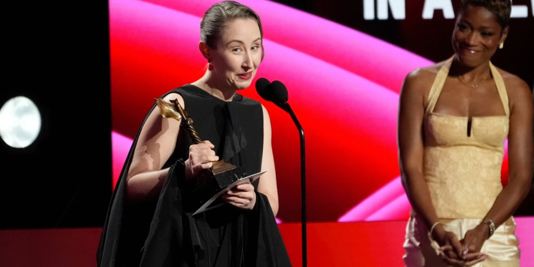 Erin Doherty recibe el premio a Mejor Actriz de Reparto por Adolescence