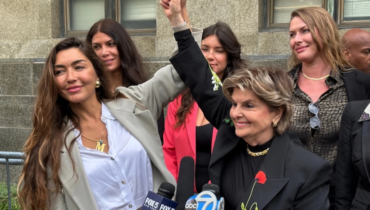 Miriam Haley, a la izquierda, y su abogada Gloria Allred frente al Tribunal Supremo de Manhattan después de que Harvey Weinstein fuera condenado a 15 anos de prisión, en Nueva York, el 23 de septiembre de 2026.