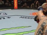 Momento en el que Brandon Moreno conecta a Deiveson Figueiredo con el golpe que derivó en el TKO en UFC 283