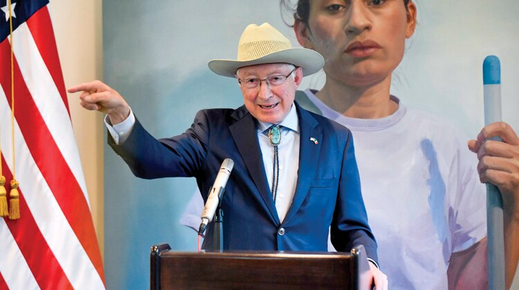 El embajador de EU en México, Ken Salazar, en conferencia de prensa.