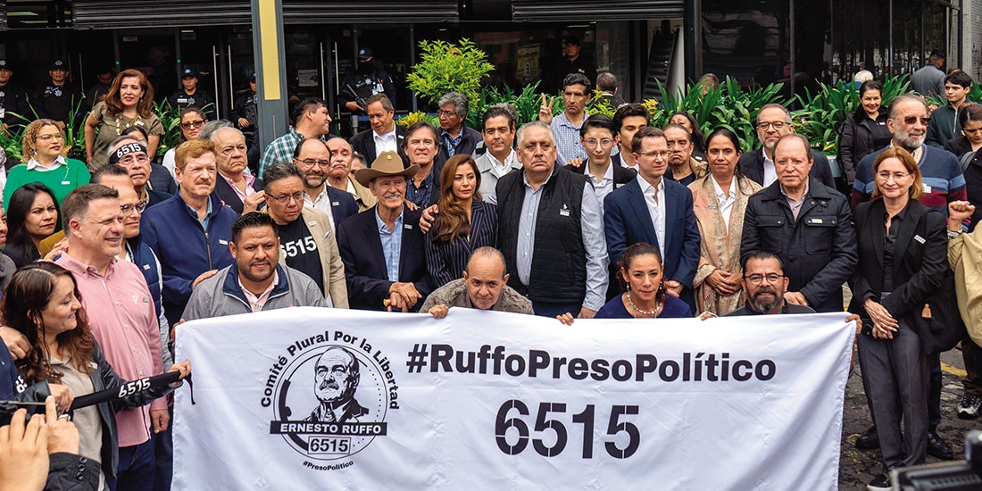 Panistas acompañaron a Verónica Ruffo (c.), hija del exgobernador de Baja California Ernesto Ruffo Appel, durante una conferencia de prensa en las inmediaciones de la FGR.