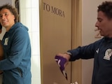 Guillermo Ochoa con Gilberto Mora.