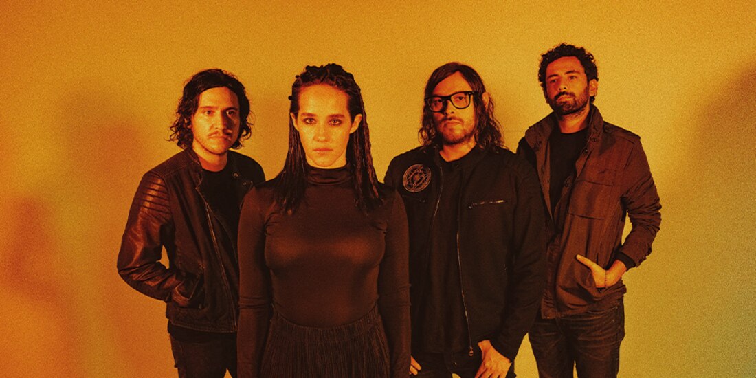 Los integrantes de la banda y Ximena Sariñana.