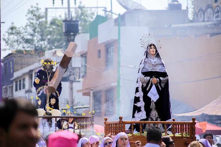 No podían faltar las imágenes religiosas en las calles de Iztapalapa.