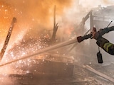 UN BOMBERO trabaja para apagar el fuego en viviendas tras un ataque ruso en Járkov, ayer.