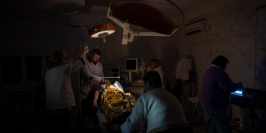 Hospitales operan con suministro eléctrico mínimo para atender a víctimas en Jerson, ayer.