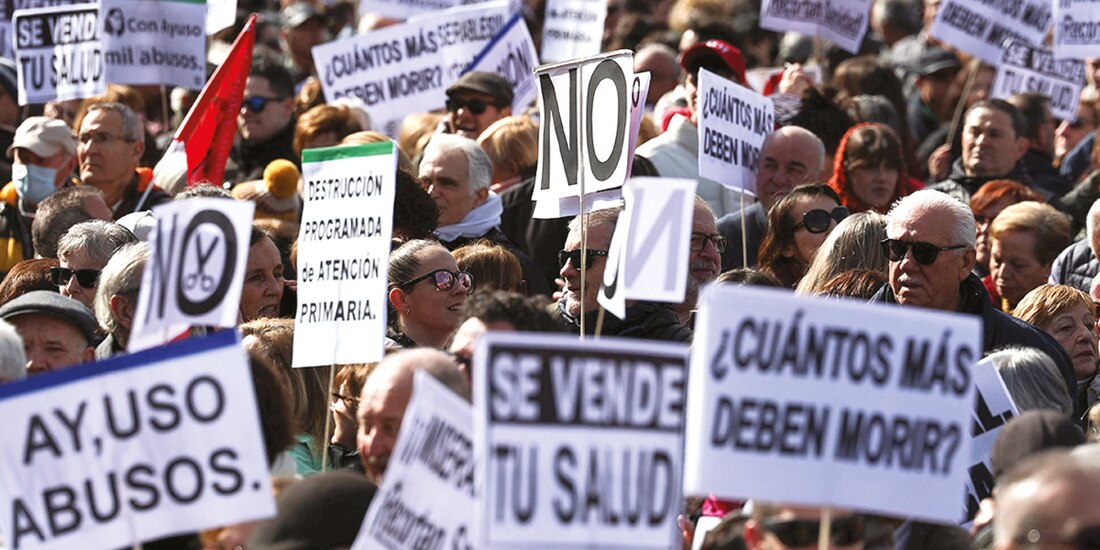 Trabajadores de la salud protestan contra la política de salud pública del gobierno regional de Madrid, ayer.