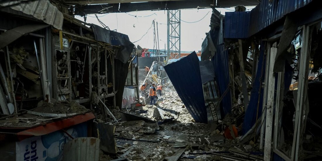 Trabajadores comunales limpian en el lugar de una zona destruida durante un ataque militar ruso, en medio del ataque de Rusia a Ucrania, en Dnipro, Ucrania 24 de agosto 2023.