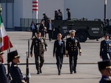 La presidenta Claudia Sheinbaum y mandos militares durante el aniversario 111 de la Fuerza Aérea Mexicana, celebrado en Santa Lucía.