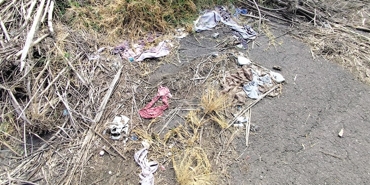 En el lugar hay espacios en los que se encuentra ropa interior de mujer.