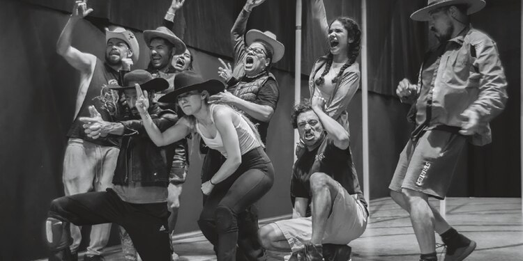 Actores en un ensayo de la obra Más vale morir