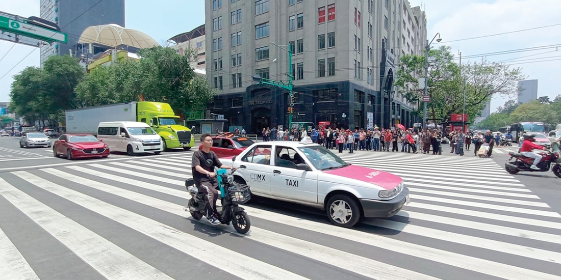 UN HOMBRE circula en su moto eléctrica sobre Eje Central, el 13 de mayo.