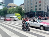 UN HOMBRE circula en su moto eléctrica sobre Eje Central, el 13 de mayo.