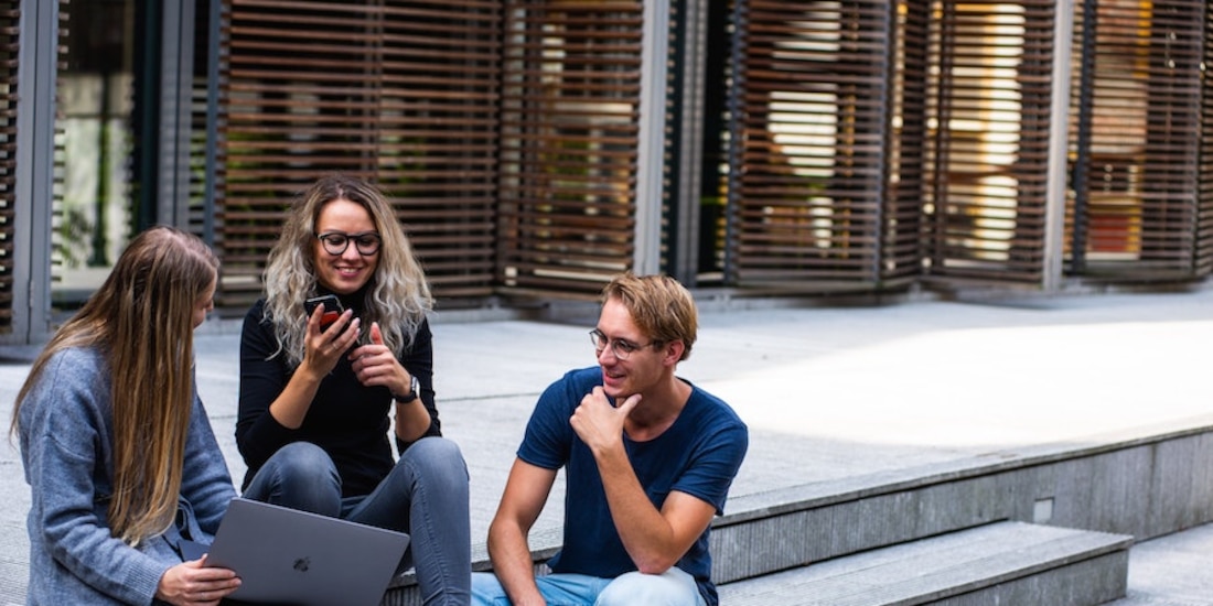 Jóvenes, con sus productos de marca Apple.