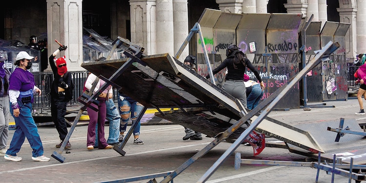 Bloque negro realiza desmanes en Palacio de Gobierno de Toluca.